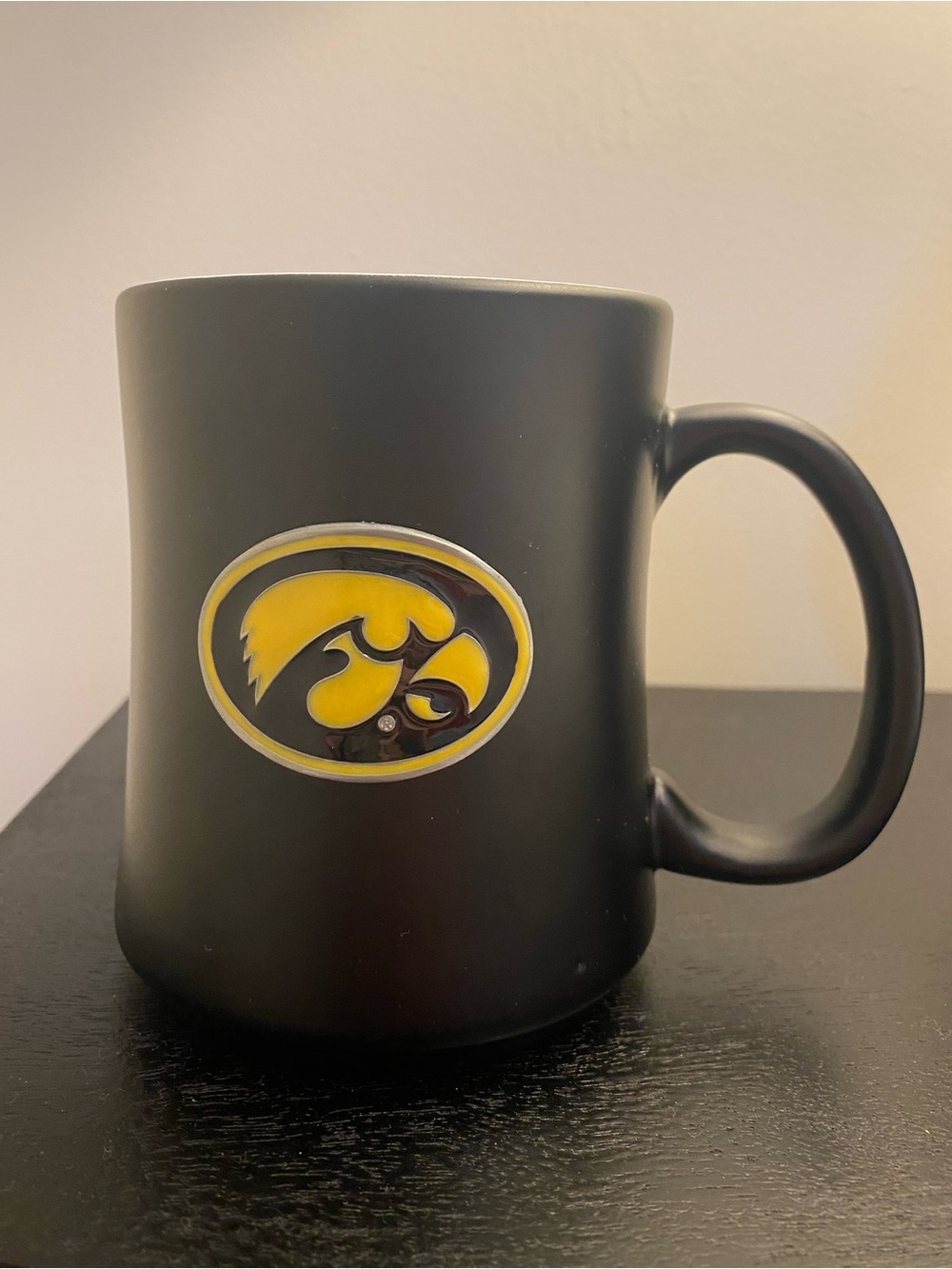 Iowa Hawkeyes 19 oz. Enameled Tiger Hawk Logo Starter Mug